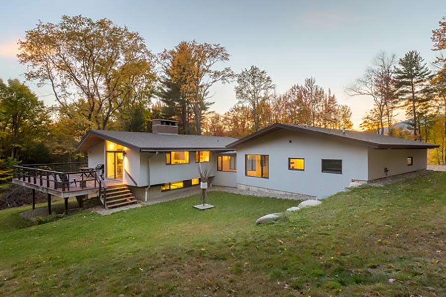 Nicky and Libby Maynards renovated Acorn Deck House in Stowe, Vermont (Corey Hendrickson for the Boston Globe).
